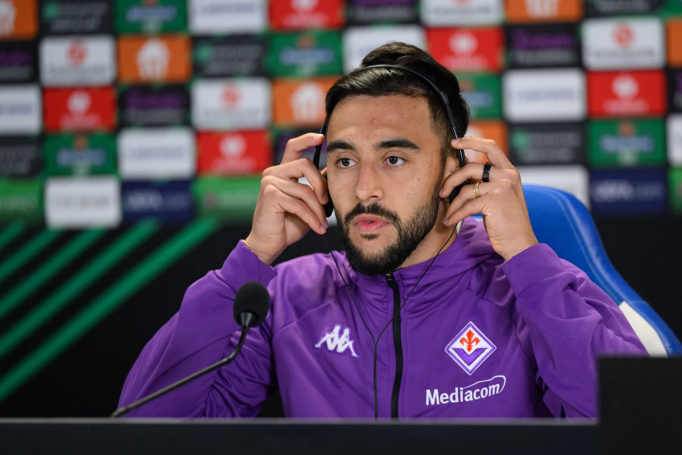 Zawodnik Fiorentiny Nicolas Gonzalez podczas konferencji prasowej w Poznaniu