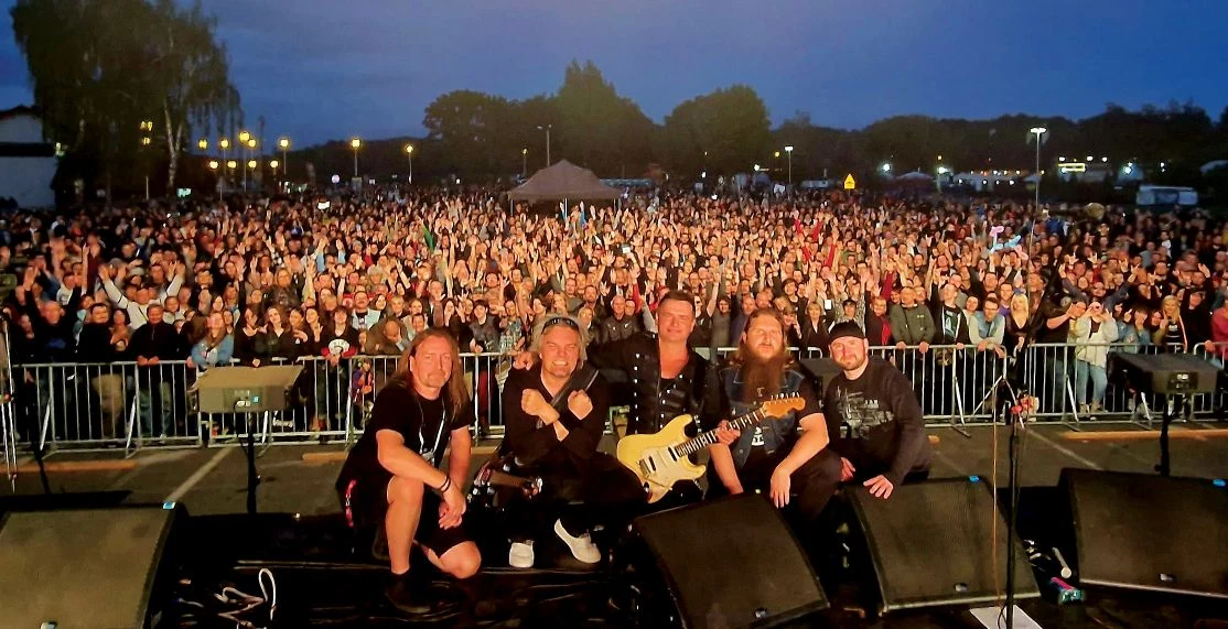 Kruk i Wojtek Cugowski (drugi z lewej) na scenie festiwalu Rock Pogoria Kruk i Wojtek Cugowski (drugi z lewej) na scenie festiwalu Rock Pogoria