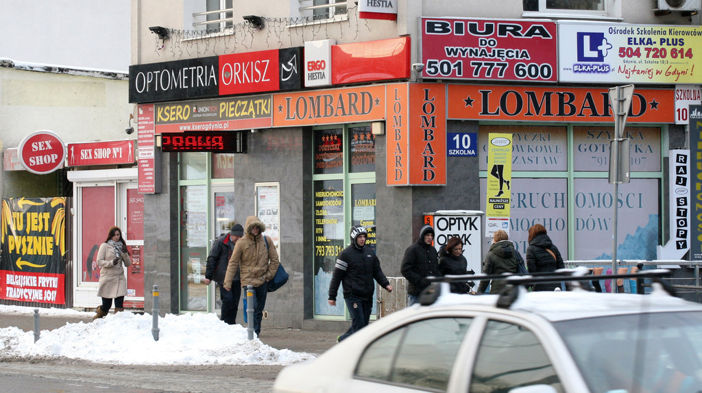 Od lat 90. nasze ulice zaśmiecone są pstrokatymi banerami i przepełnia je chaos przestrzenny. Skąd bierze się reklamoza i czy można z nią walczyć?