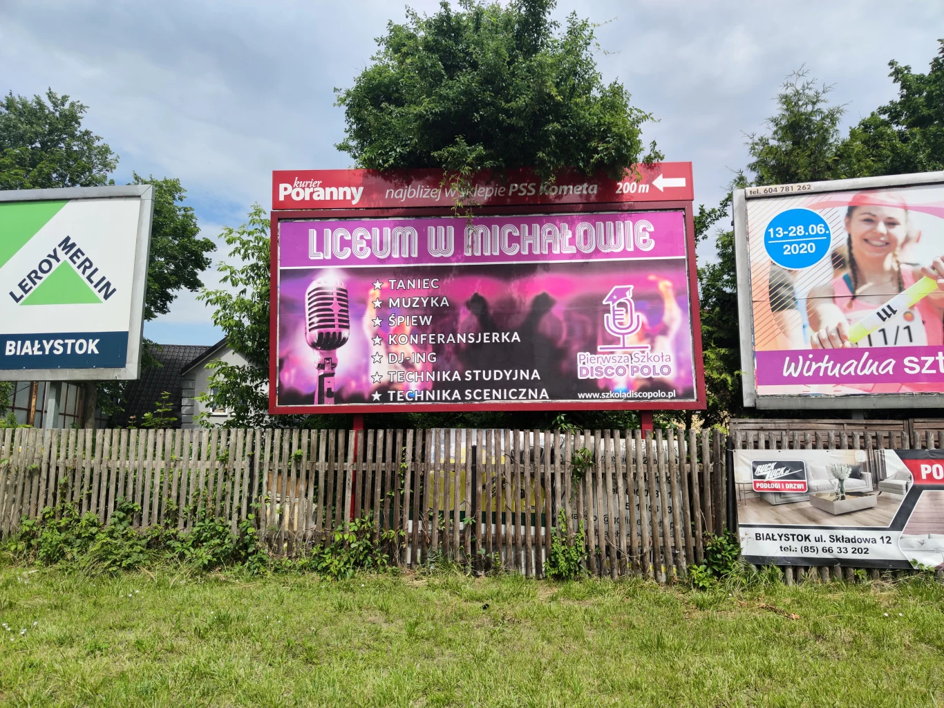 Epidemia reklamozy widoczna jest nie tylko w miastach. Agresywne wizualnie banery często widać też na wsiach, przy autostradach czy na drogach dojazdowych do miast