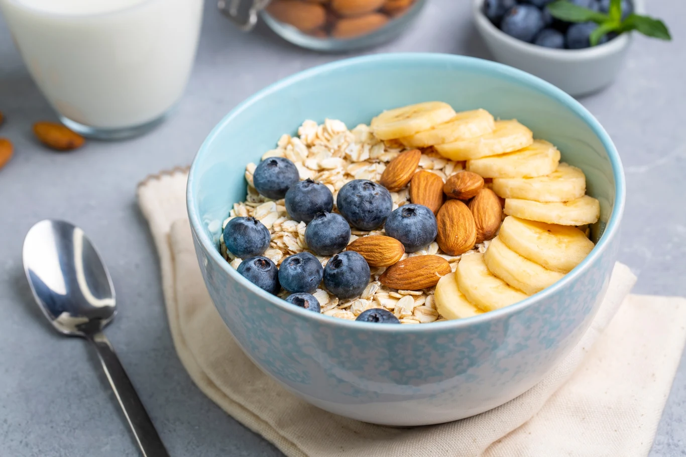 Istotne jest to, co dodamy do naszej owsianki i czy spożywamy ją regularnie