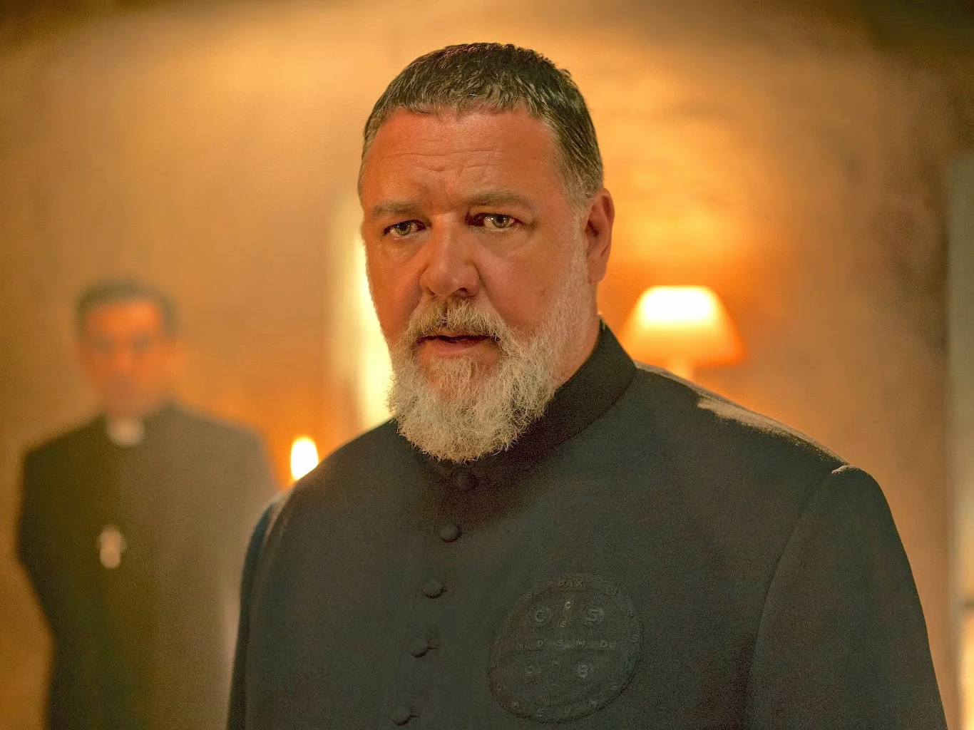 Russell Crowe w scenie z filmu "Egzorcysta papieża"