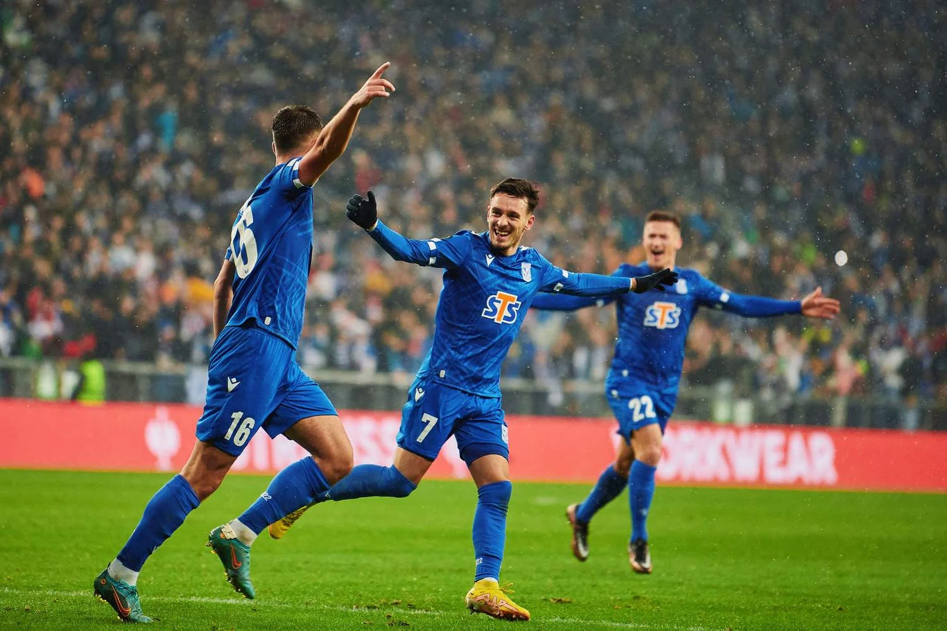 Lech Poznań preferuje grę defensywną? Trener John van den Brom nie zgadza się z taką tezą