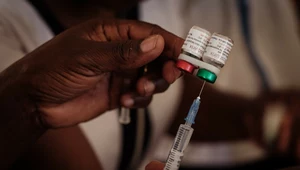 Pierwszy kraj na świecie zatwierdził nową szczepionkę na malarię