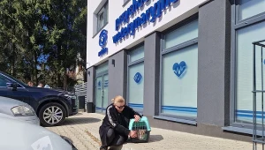 Kot, który przebywał na opuszczonej posesji, został przewieziony do lecznicy weterynaryjnej