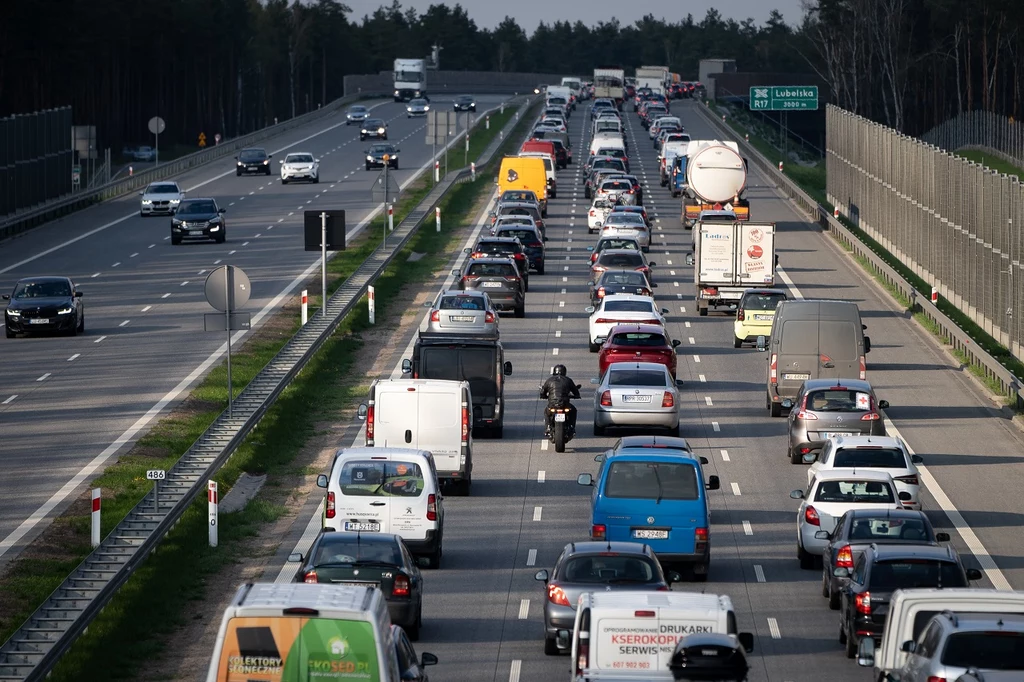 W Polsce jesteśmy uzależnieni od jazdy samochodem - bez względu na to, czy mieszkamy w mieście, czy na wsi