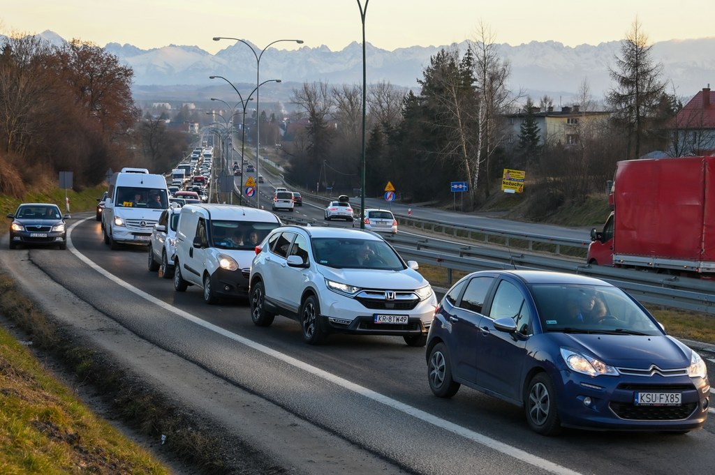 W Polsce na tysiąc mieszkańców przypada już niemal 700 aut. Uzależnienie Polek i Polaków od samochodów wiąże się z wieloma zagrożeniami