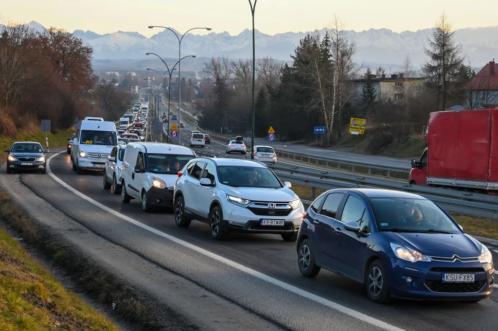 W Polsce na tysiąc mieszkańców przypada już niemal 700 aut. Uzależnienie Polek i Polaków od samochodów wiąże się z wieloma zagrożeniami