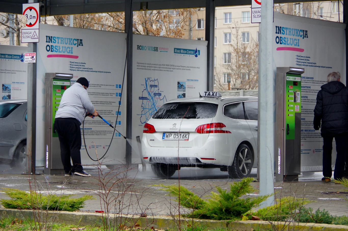 Aby uniknąć ryzyka mandatu warto korzystać z myjni samooobsługowych