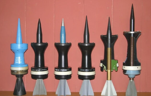 Przy używaniu pocisków ze zubożonym uranem żołnierze podstawowo muszą uważać na zawarty w nich pył. Jeśli dojdzie do naruszenia konstrukcji pocisku, wymagane są specjalne procedury zabezpieczające. Jednak normalnie obchodzi się z nimi jak ze zwykłymi pociskami Przy używaniu pocisków ze zubożonym uranem żołnierze podstawowo muszą uważać na zawarty w nich pył. Jeśli dojdzie do naruszenia konstrukcji pocisku, wymagane są specjalne procedury zabezpieczające. Jednak normalnie obchodzi się z nimi jak ze zwykłymi pociskami