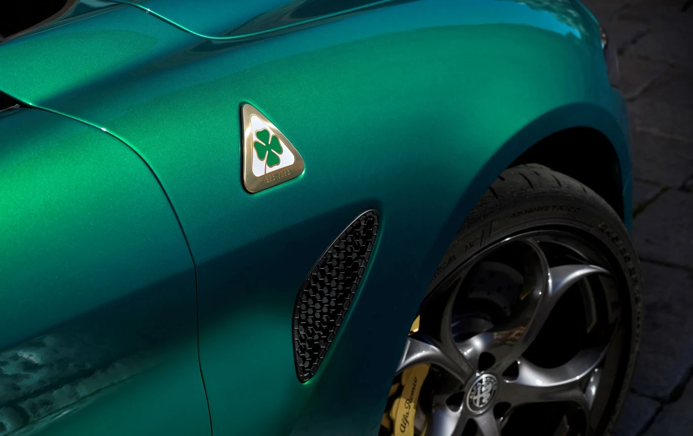 Oprócz specjalnych emblematów wersję Quadrifoglio wyróżniają także złote zaciski i specjalne felgi. Oprócz specjalnych emblematów wersję Quadrifoglio wyróżniają także złote zaciski i specjalne felgi.