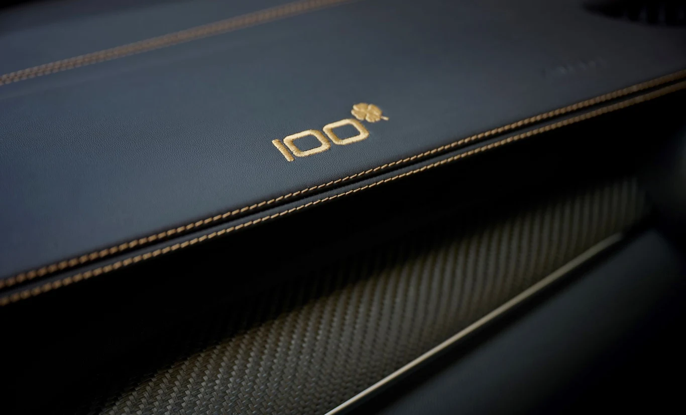 Na desce rozdzielczej znajdziemy wyszyty napis "100". Na desce rozdzielczej znajdziemy wyszyty napis "100".