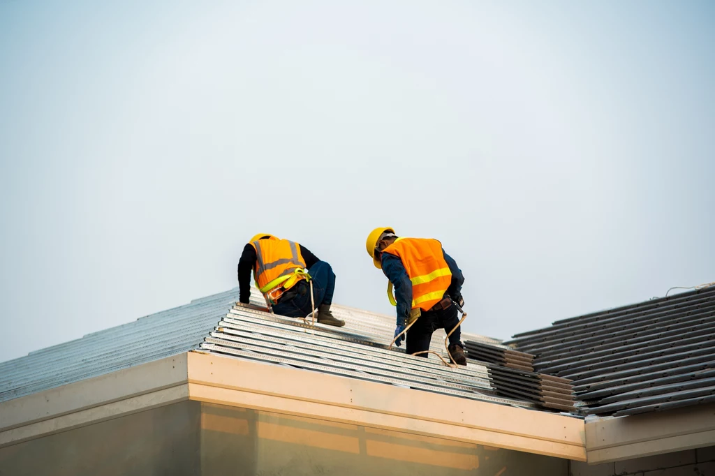 Kto może liczyć na dofinansowanie na wymianę dachu z azbestem? Z jakiej pomocy może skorzystać każdy właściciel domu pokrytego eternitem? 