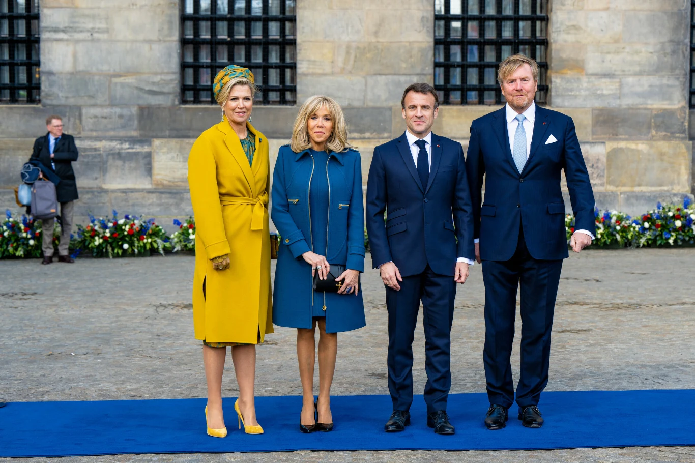 Brigitte Macron pojawiła się w Holandii w niebieskim płaszczu oraz sukience w tym samym kolorze Brigitte Macron pojawiła się w Holandii w niebieskim płaszczu oraz sukience w tym samym kolorze