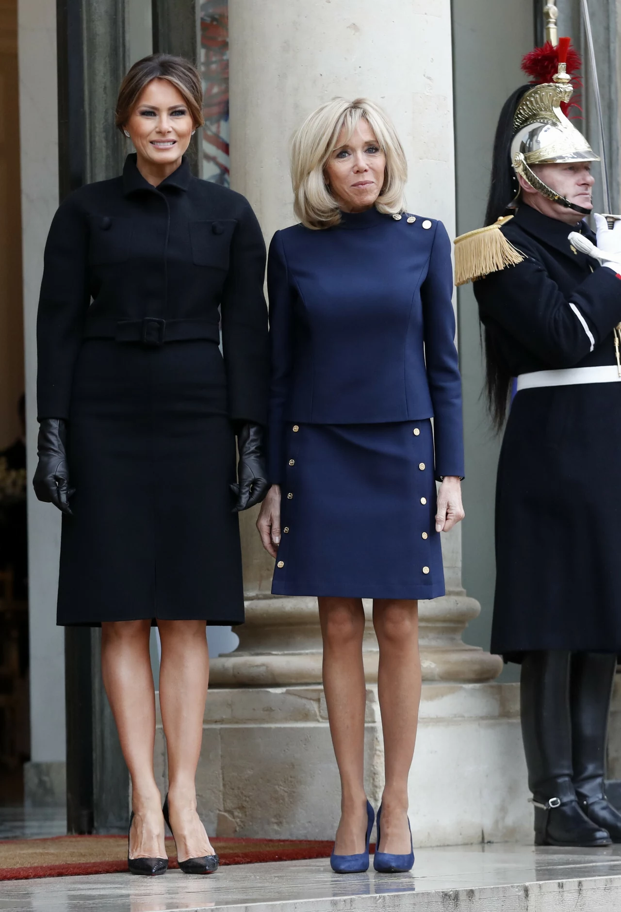 Brigitte Macron konsekwentnie wybiera sukienki i spódnice przed kolano, a nawet krótsze