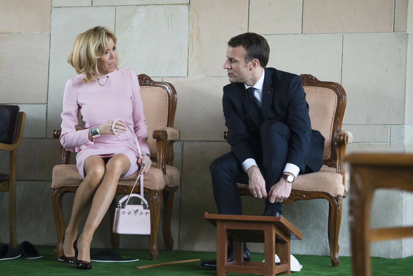Brigitte Marcon powinna unikać siadania w kreacjach o długości nad kolano - podkreślają eksperci od savoir-vivre'u Brigitte Marcon powinna unikać siadania w kreacjach o długości nad kolano - podkreślają eksperci od savoir-vivre'u