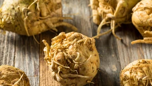 Seler korzeniowy to także jedno z najmniej kalorycznych warzyw, a spora zawartość błonnika korzystnie wpływa na pracę jelit.