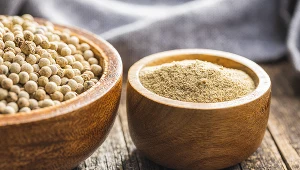 Czarny pieprz warto czasem zastąpić białym. Jakie właściwości ma biały pieprz i na co pomaga? Sprawdzamy