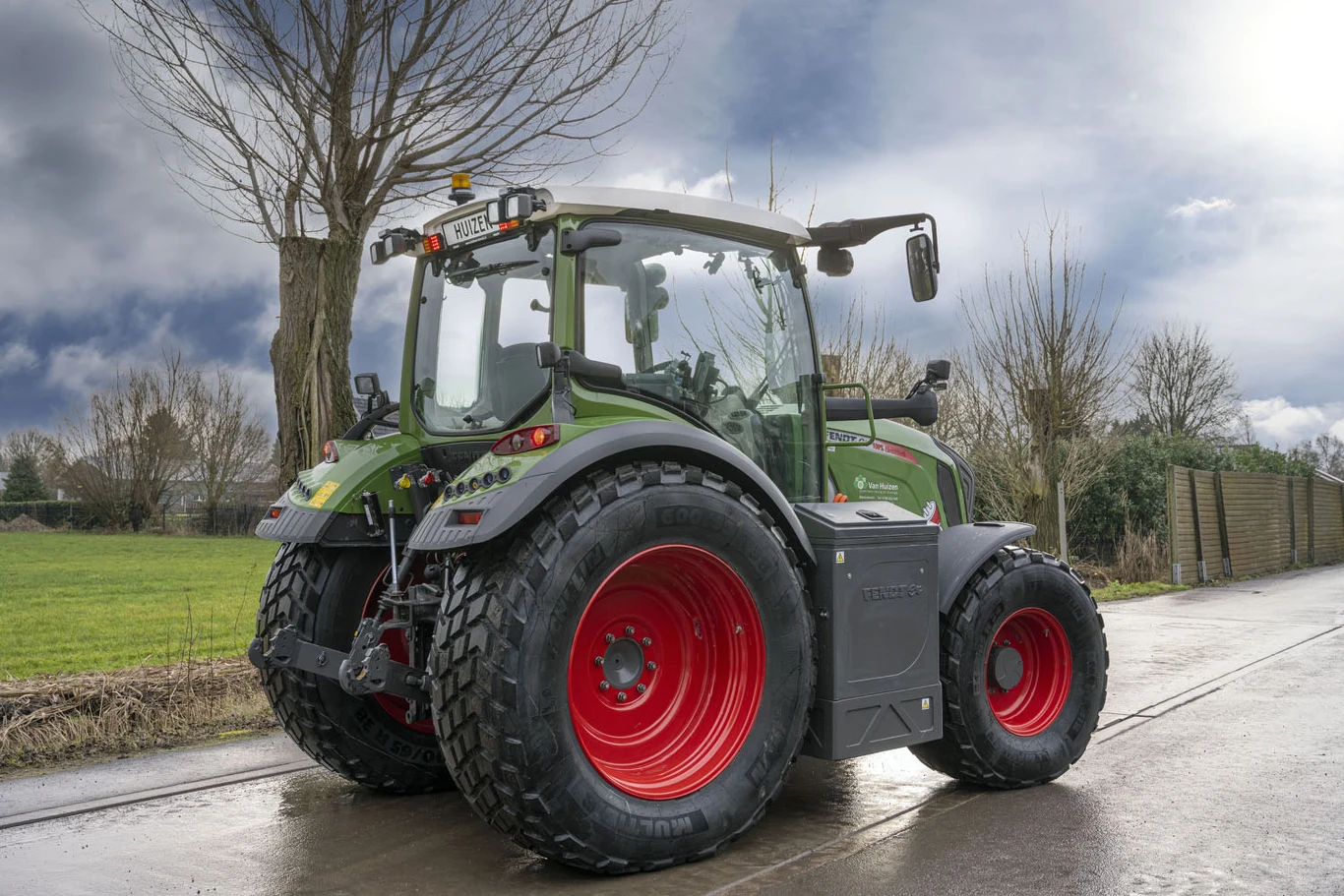 Fendt-e 300 S4 z bateriami o pojemności 360 kWh Fendt-e 300 S4 z bateriami o pojemności 360 kWh