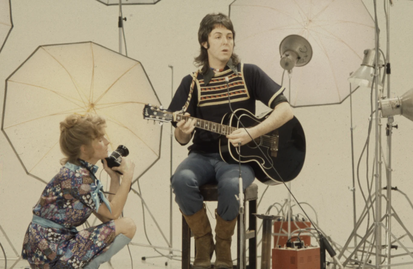 Linda McCartney była fotografką w sali koncertowej Fillmore East w Nowym Jorku, gdzie występowały największe gwiazdy lat 60. Dzięki temu miała dostęp do najpopularniejszych artystów, a jej portrety, m.in. Boba Dylana, Jimiego Hendrixa czy Erica Claptona zdobiły okładki gazet, ale też - na ściennych plakatach - pokoje fanów muzyki. McCartney została pierwszą kobietą, której zdjęcie znalazło się na okładce magazynu "Rolling Stone". 