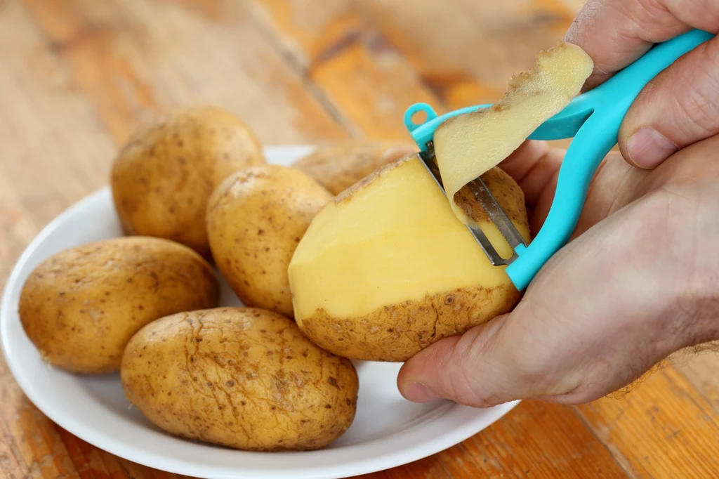 Jak wykorzystać obierki z ziemniaków w ogrodzie?