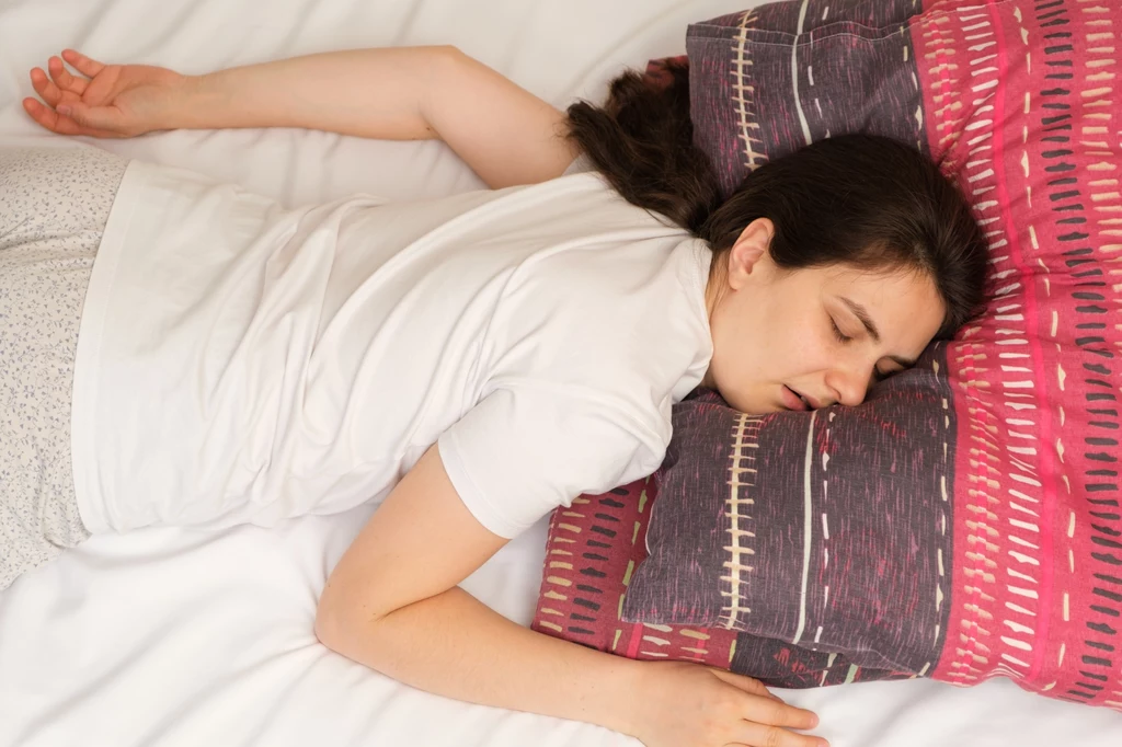Zmiana pozycji snu może szybko przynieść wymierne efekty, w postaci mniej uporczywych bólów głowy