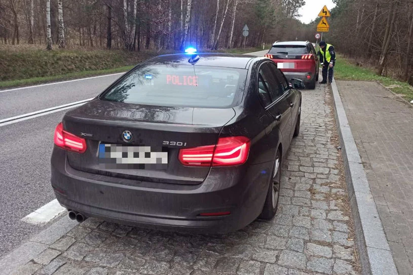 Policjanci z Grudziądza zatrzymali kierowcę mrugającego długimi. Okazało się że stracił prawo jazdy