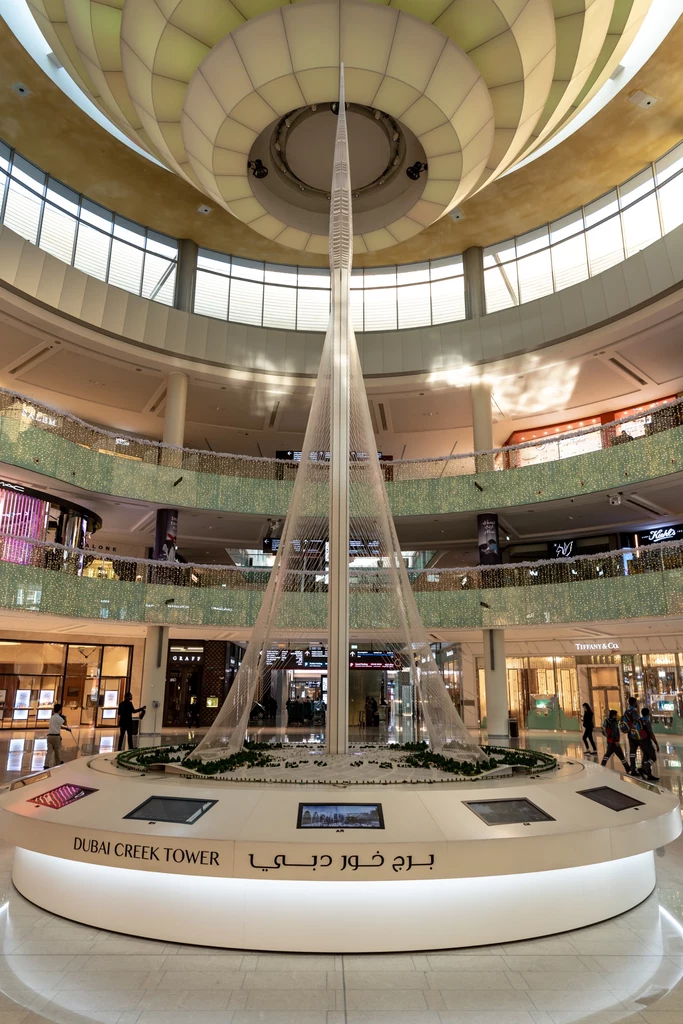 Model Dubai Creek Tower w Dubai Mall - największym centrum handlowym na świecie. 