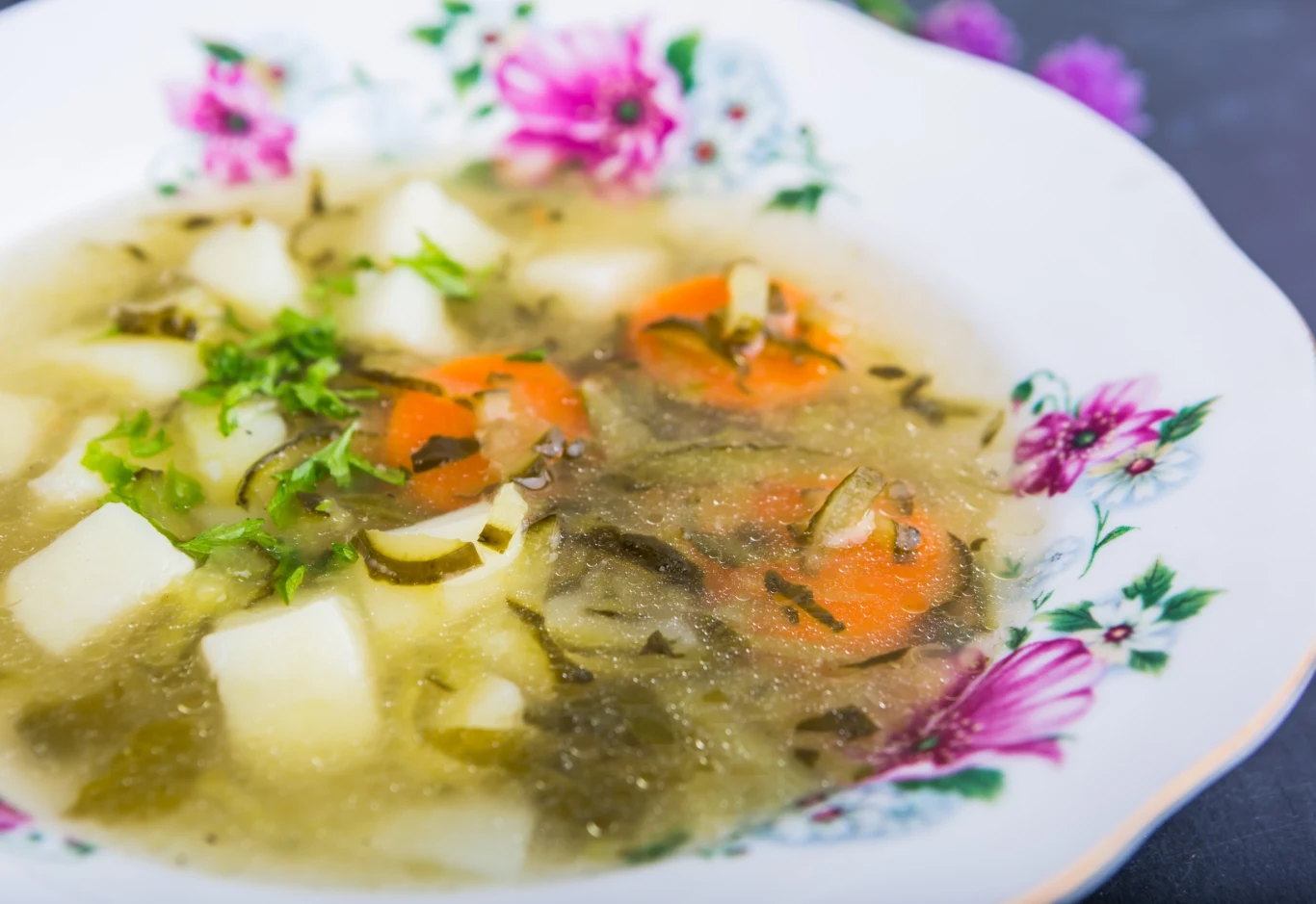 Zupa ogórkowa jest smaczna i prosta w przygotowaniu Zupa ogórkowa jest smaczna i prosta w przygotowaniu
