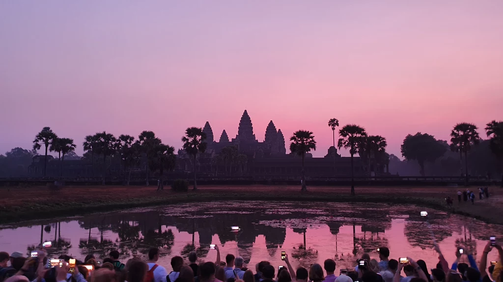 Angkor Wat to największy zabytek religijny świata, zajmuje powierzchnię 162 hektarów 