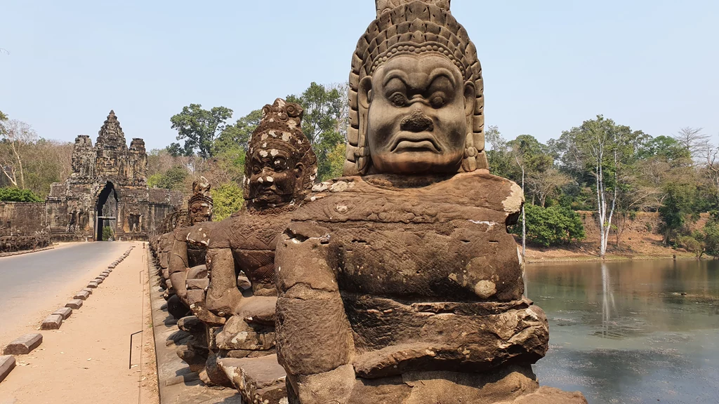 Angkor Wat ma za sobą bardzo burzliwą historię, ale duża część jego skarbów przetrwała do dziś