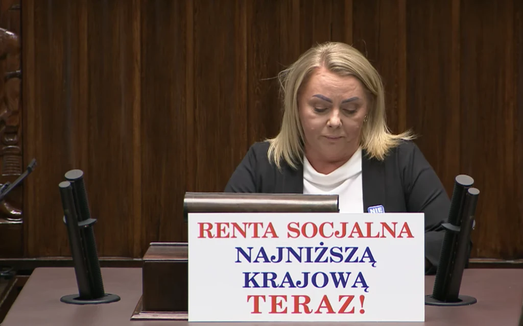 Iwona Hartwich wystąpiła z banerem: "Renta socjalna najniższą krajową teraz!" Iwona Hartwich wystąpiła z banerem: "Renta socjalna najniższą krajową teraz!"