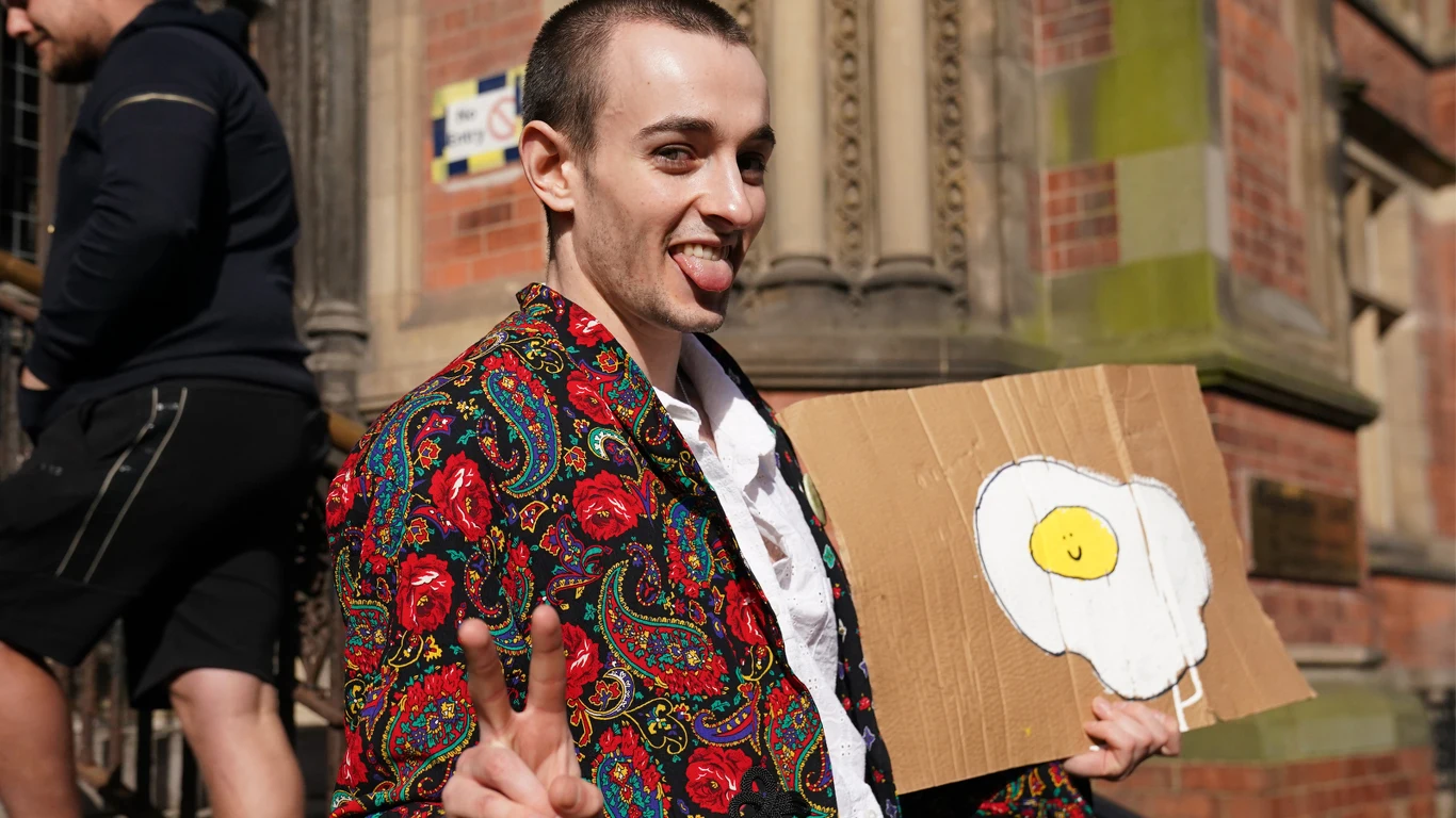 23-letni Patrick Thelwell został skazany za rzucanie jajkami w króla Karola III 23-letni Patrick Thelwell został skazany za rzucanie jajkami w króla Karola III