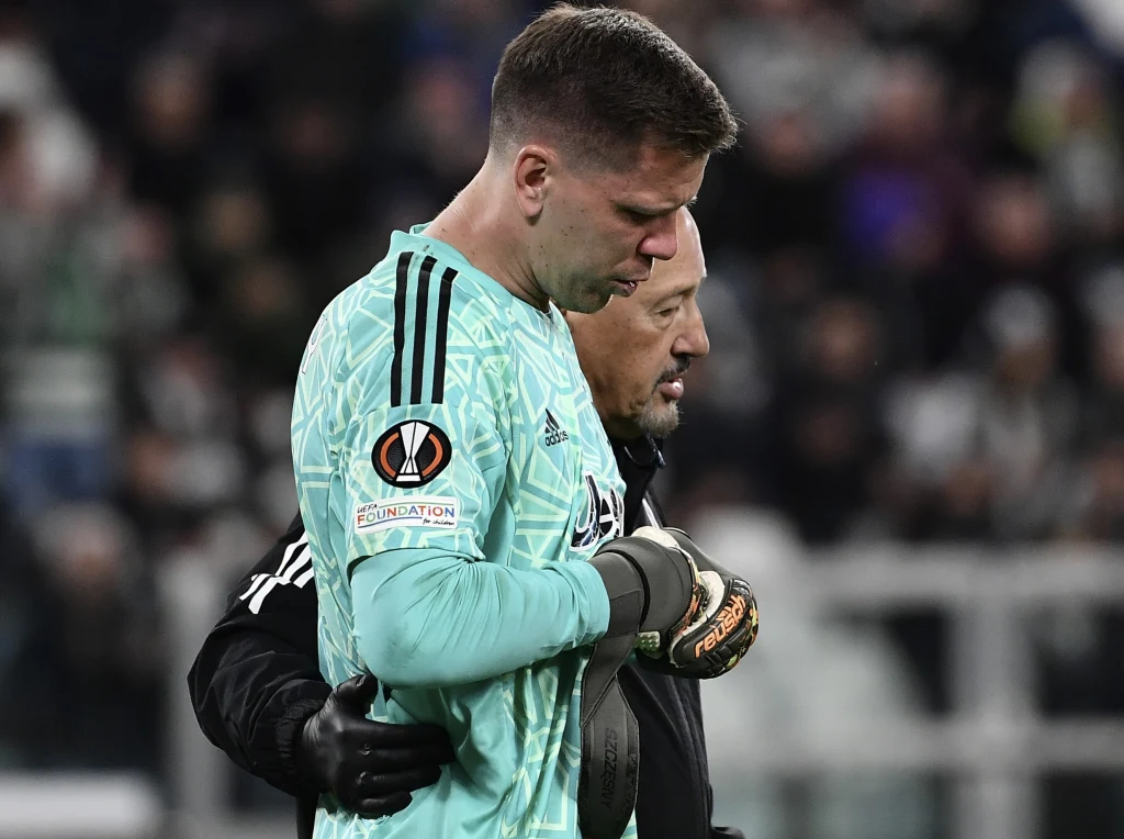 Wojciech Szczęsny miał problemy z oddychaniem. Musiał przedwcześnie opuścić boisko Wojciech Szczęsny miał problemy z oddychaniem. Musiał przedwcześnie opuścić boisko