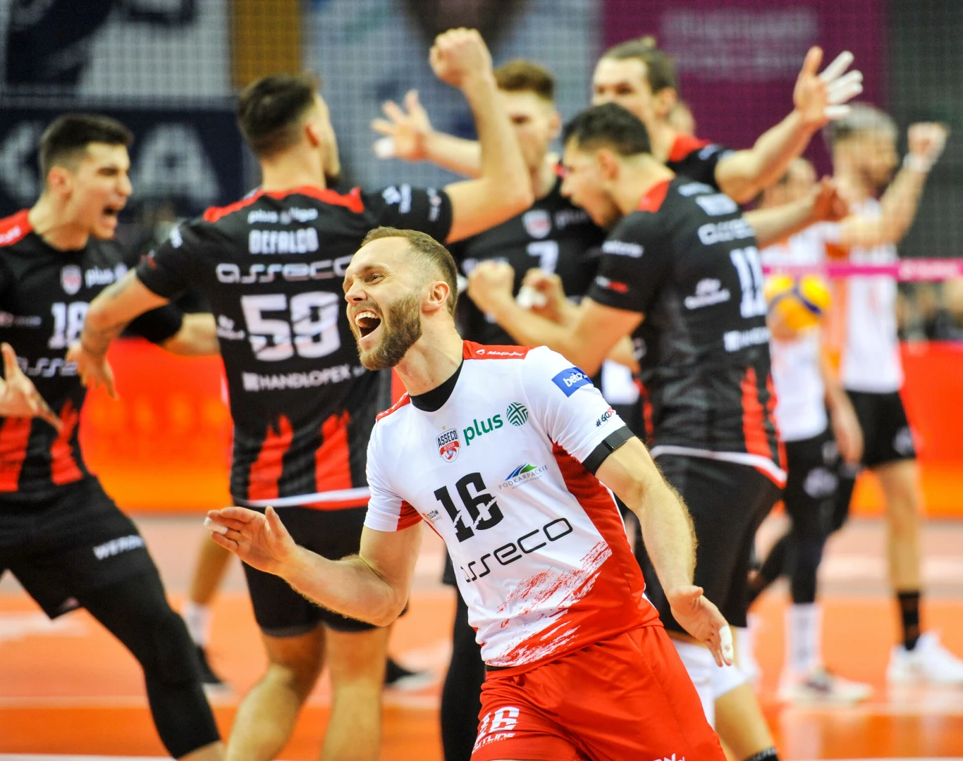 Paweł Zatorski (na pierwszym planie) i jego Asseco Resovia zagrają o medale Paweł Zatorski (na pierwszym planie) i jego Asseco Resovia zagrają o medale