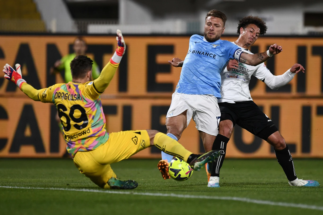 Serie A. Drągowski i Ampadu powstrzymują Immobile przed oddaniem strzału w trakcie meczu Spezia - Lazio