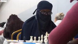 Przebrał się za kobietę, by wziąć udział w turnieju. Zdradziło go... obuwie