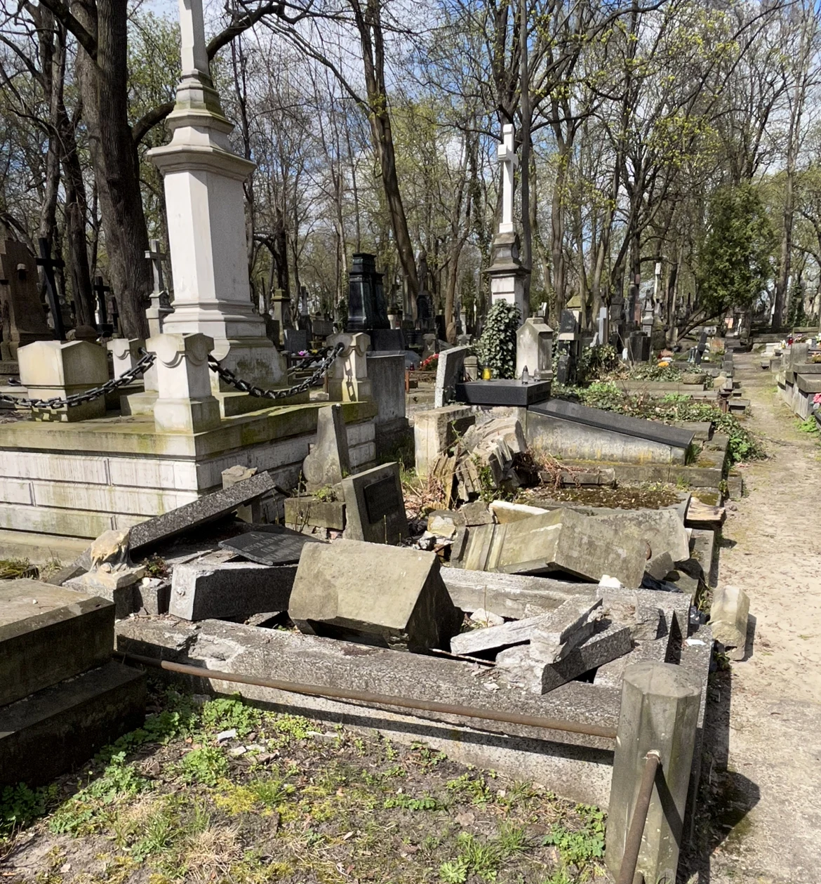 Grób przedwojennego aktora popadł w ruinę. Przykry widok Grób przedwojennego aktora popadł w ruinę. Przykry widok