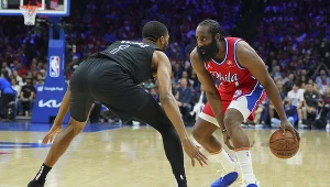 Play-offy NBA. James Harden i Mikal Bridges w trakcie pierwszego meczu między Philadelphia 76ers i Brooklyn Nets