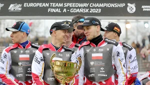 Żużlowa reprezentacja Polski z pucharem za zwycięstwo
