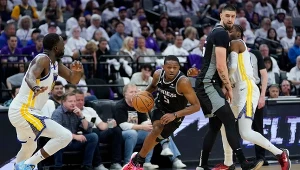 De'Aaron Fox (z piłką), poprowadził Kings do pierwszego zwycięstwa w play-off od 2006 roku