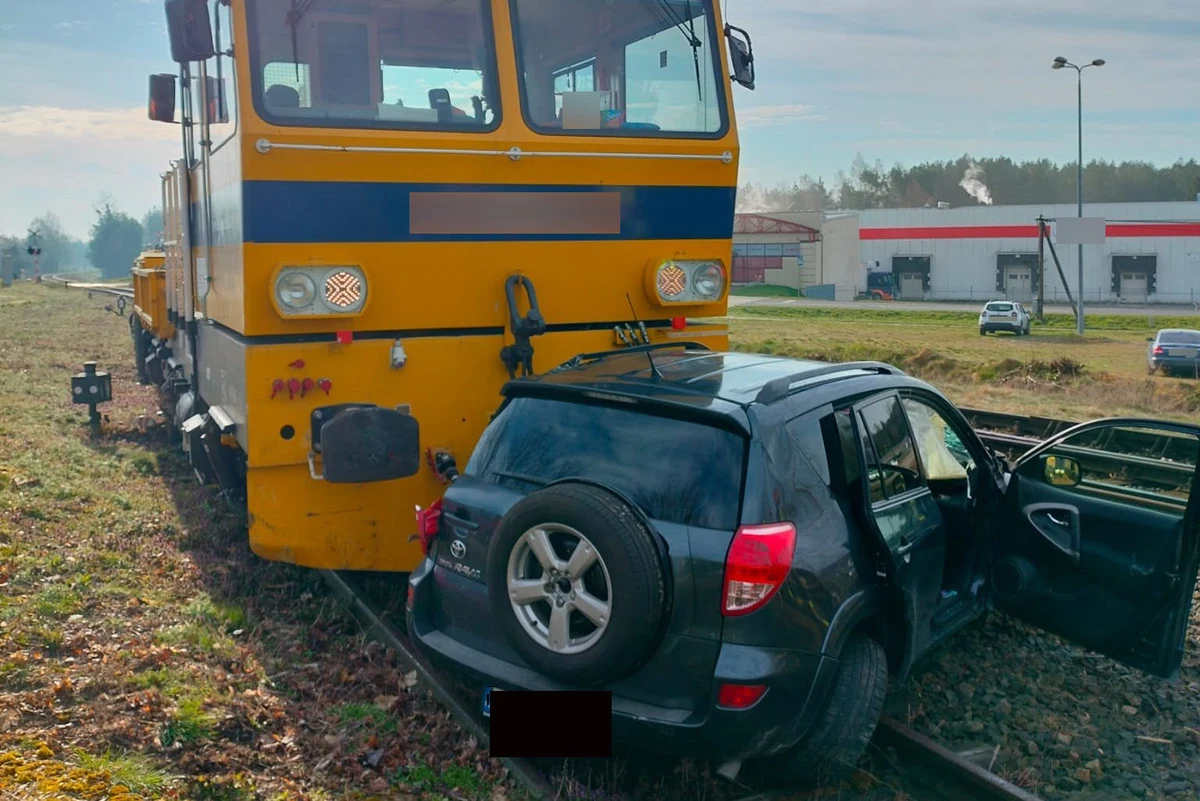 Kierowca Toyoty RAV4 wjechał prosto pod pociąg