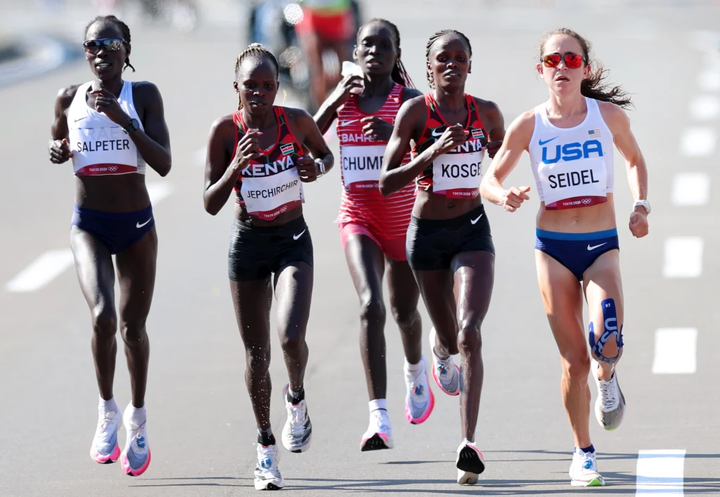 Eunice Chumba (w środku)