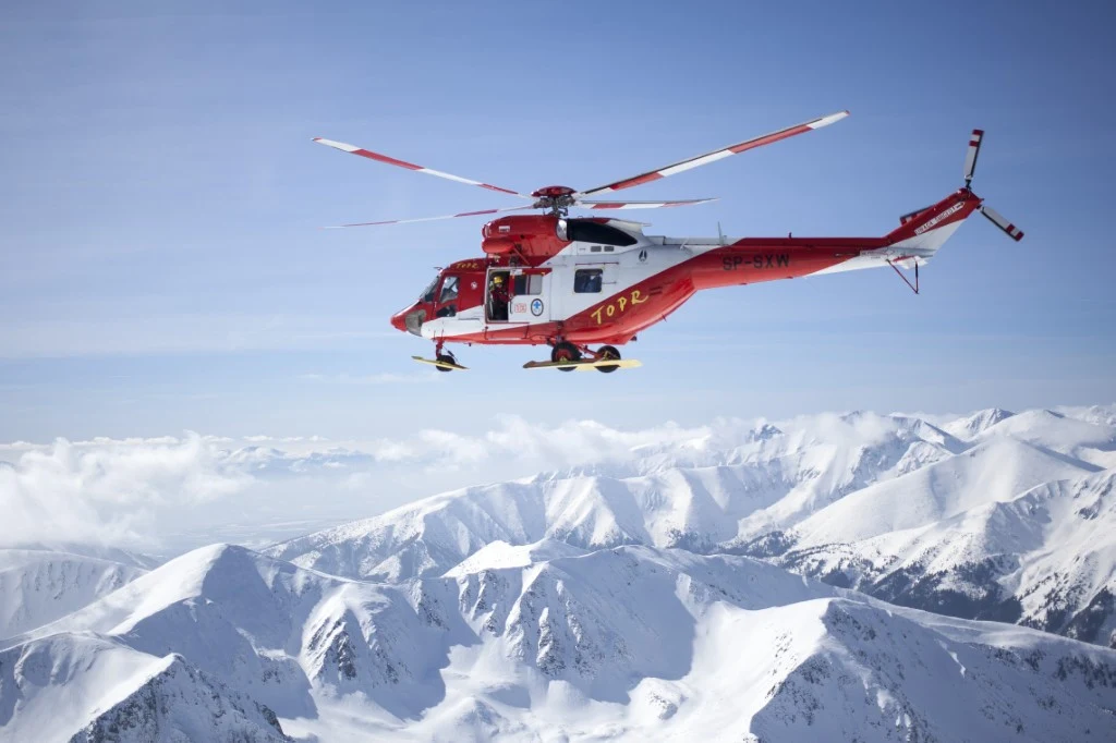 Helikopter TOPR podczas akcji w Tatrach Helikopter TOPR podczas akcji w Tatrach