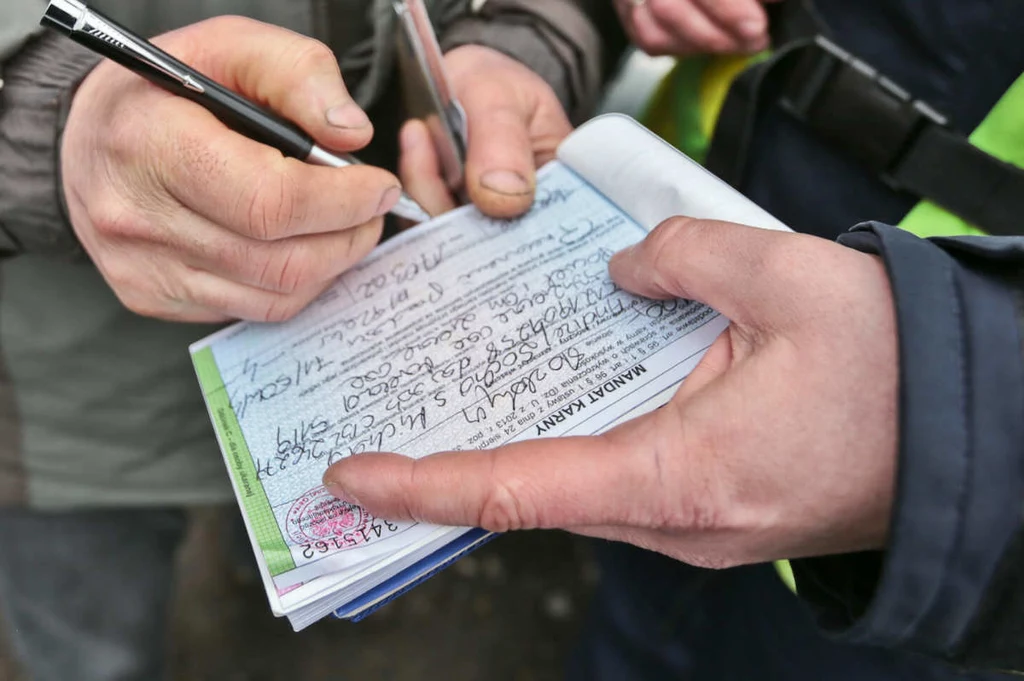 Policjanci zwracają uwagę na kąt rogatek na przejazdach kolejowych - każdy nieuważny kierowca do mandat nawet na 4000 zł