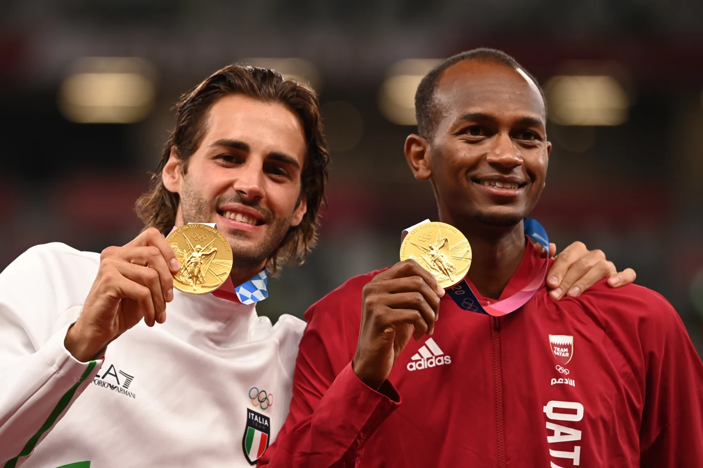 Gianmarco Tamberi (po lewej) i Mutaz Essa Barshim ze złotymi medalami w Tokio