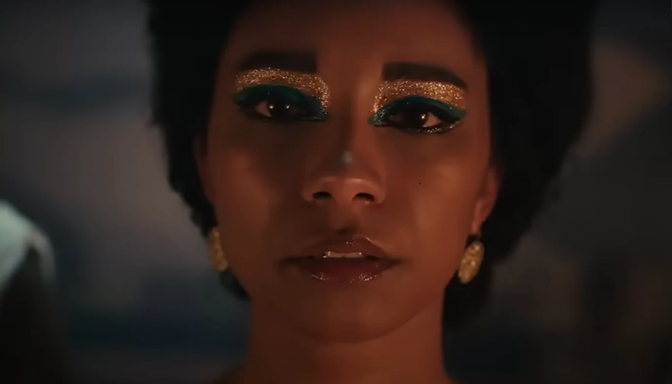 Okazuje się, że Kleopatrę zagrała czarnoskóra aktorka, Adele James. Okazuje się, że Kleopatrę zagrała czarnoskóra aktorka, Adele James.