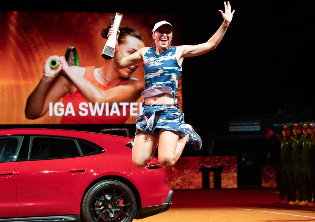 Iga Świątek w 2022 roku wygrałą turniej w Stuttgarcie i w ramach nagrody otrzymała samochód marki Porsche Iga Świątek w 2022 roku wygrałą turniej w Stuttgarcie i w ramach nagrody otrzymała samochód marki Porsche
