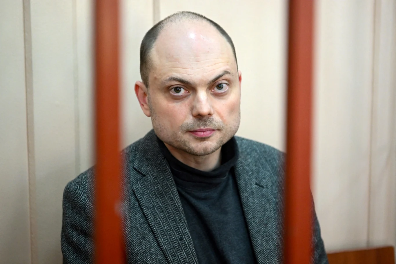 Opozycjonista Władimir Kara-Murza był oskarżony o zdradę stanu. Jest zdeklarowanym krytykiem władz na Kremlu Opozycjonista Władimir Kara-Murza był oskarżony o zdradę stanu. Jest zdeklarowanym krytykiem władz na Kremlu