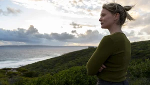 Mia Wasikowska w filmie "Blueback"